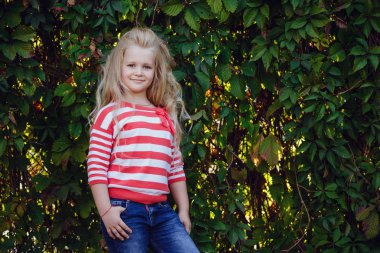 küçük yeşil park poz