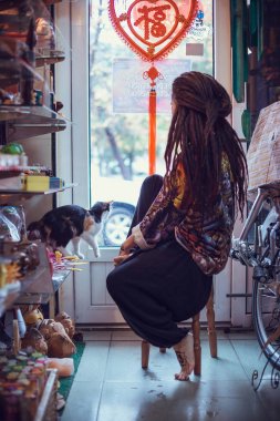 kedi ile şık erkek