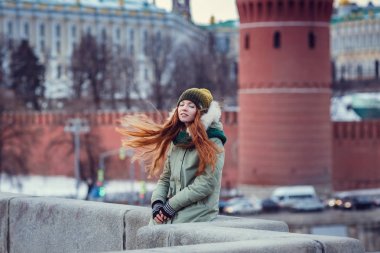 palto ve şapka atkı ile kız