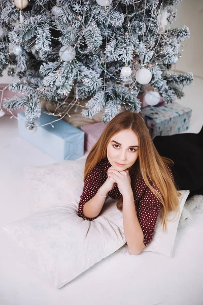 クリスマス ツリーの近くに横たわって女の子 — ストック写真