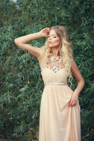 pembe elbiseli kıvırcık sarışın kadın