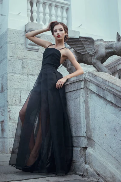 Женщина позирует в черном платье — стоковое фото