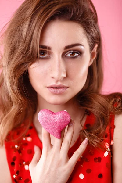 Mujer sosteniendo corazón rosa — Foto de Stock