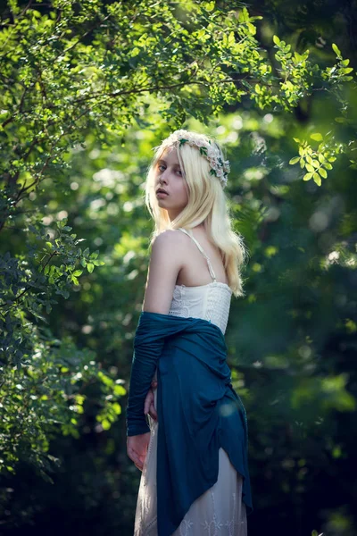 Albino girl posing in green park — Stock Photo, Image