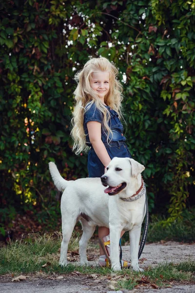 Fille posant debout avec son chien — Photo