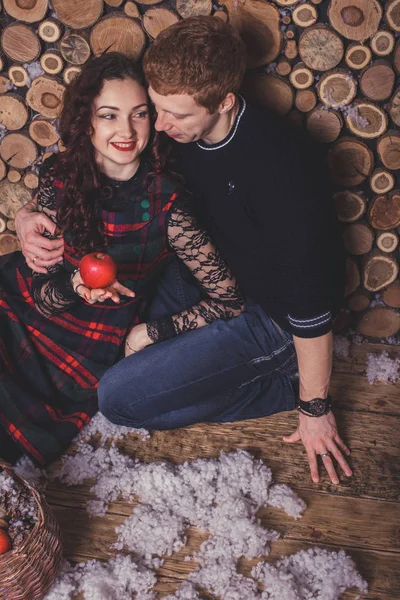 Pareja holding con manzana — Foto de Stock