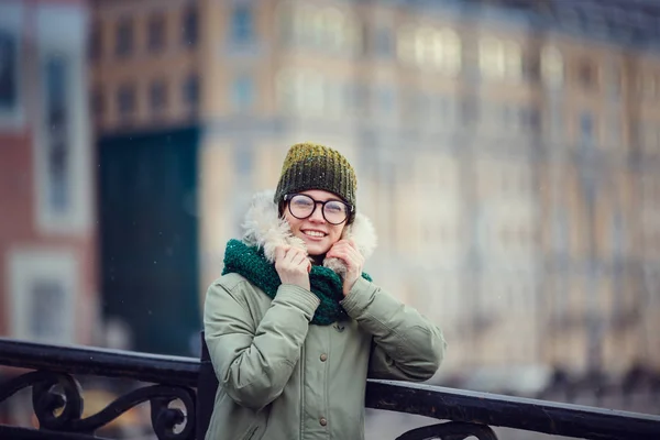 Redhair flicka i glasögon — Stockfoto