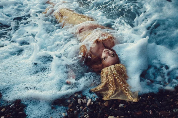 Meerjungfrau schwimmt im Meer — Stockfoto