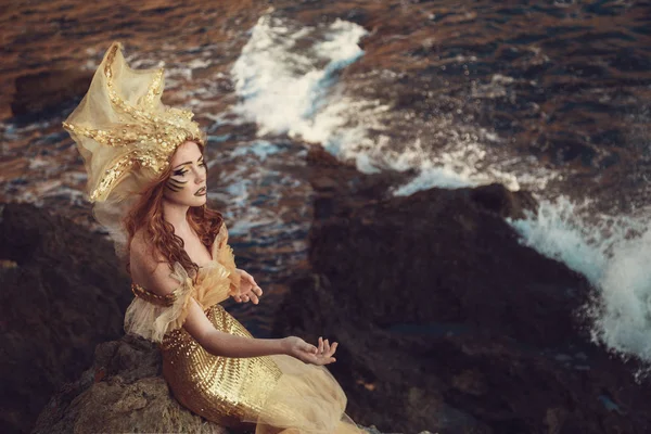 Sirena sentada sobre roca — Foto de Stock