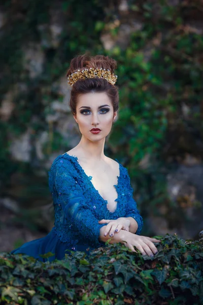 Mujer con corona en el pelo — Foto de Stock