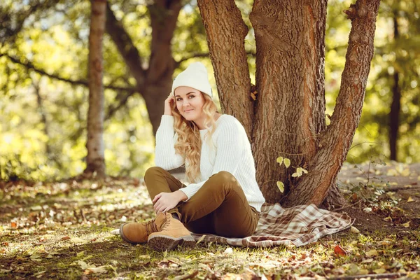 Woman  in a park in autumn — Stock Photo, Image