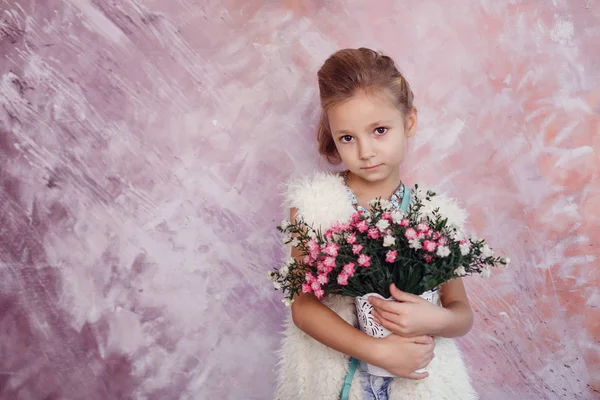 Μικρό κορίτσι εκμετάλλευση λουλούδια — Φωτογραφία Αρχείου