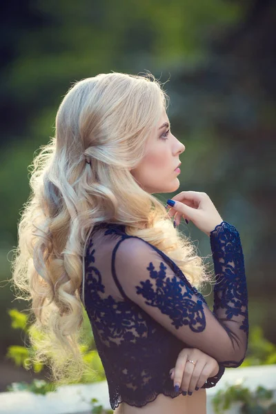 Blonde girl in blossom park. — Stock Photo, Image