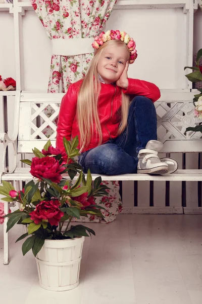 Little girl with floral wreath — Stock Photo, Image