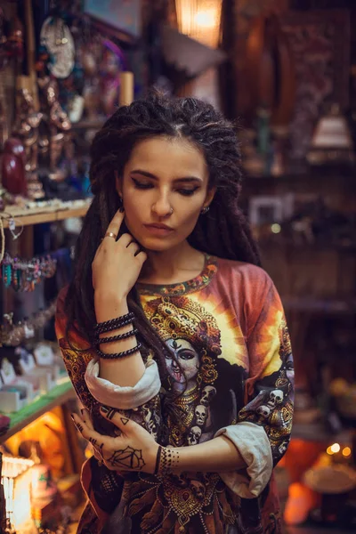 Lány pózol etnikai shop raszta — Stock Fotó