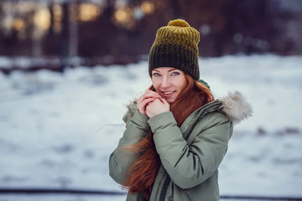 Девушка в пальто и шляпе с шарфом — стоковое фото