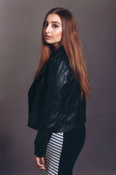 Vrouw in zwart lederen jas — Stockfoto