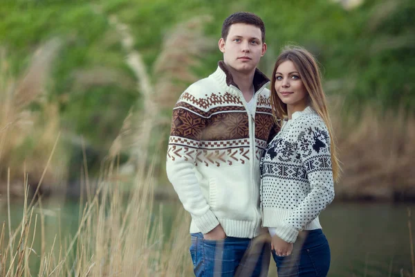 Par i kärlek poserar i tröjor — Stockfoto