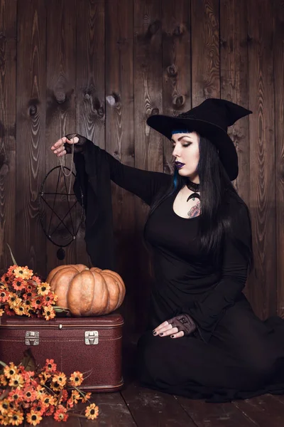 かぼちゃのランタンに座っている女性 — ストック写真