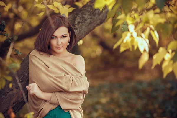 woman posing in autumn park