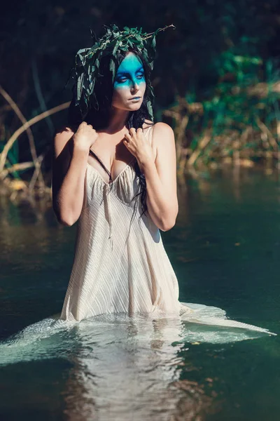 Woman with wreath in water — Stock Photo, Image