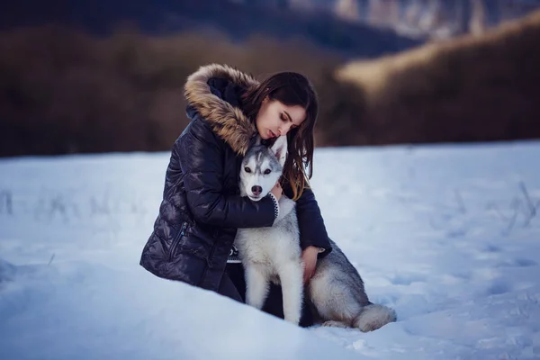 Randonneuse avec chien husky sibérien — Photo