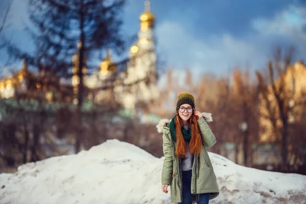 Девушка в пальто, идущая по улице — стоковое фото