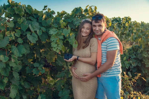 Mujer embarazada con marido tocando el vientre — Foto de Stock