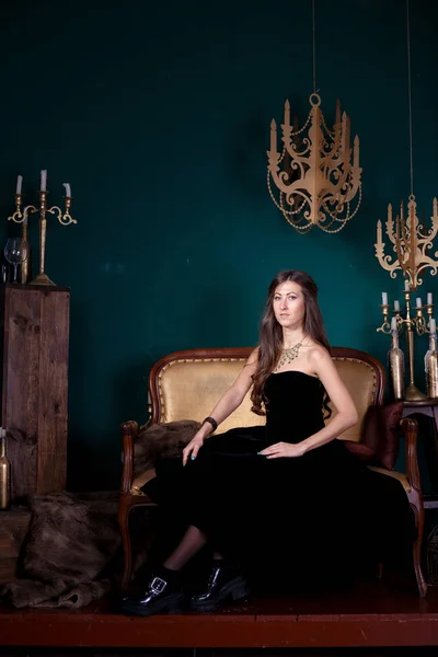 Mujer en elegante vestido negro — Foto de Stock