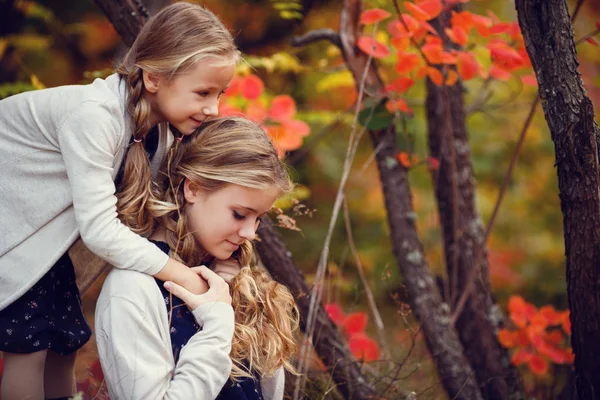 Irmãs abraçando no parque — Fotografia de Stock