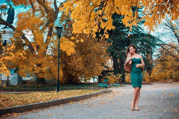 Donna che cammina nel parco autunnale — Foto Stock