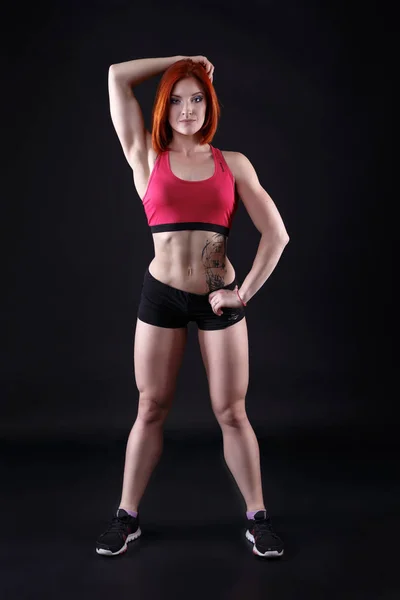 Mladá žena ukazující její svaly — Stock fotografie