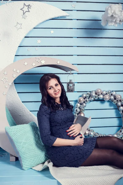 Έγκυος γυναίκα στο Χριστούγεννα διακόσμηση εσωτερικών — Φωτογραφία Αρχείου