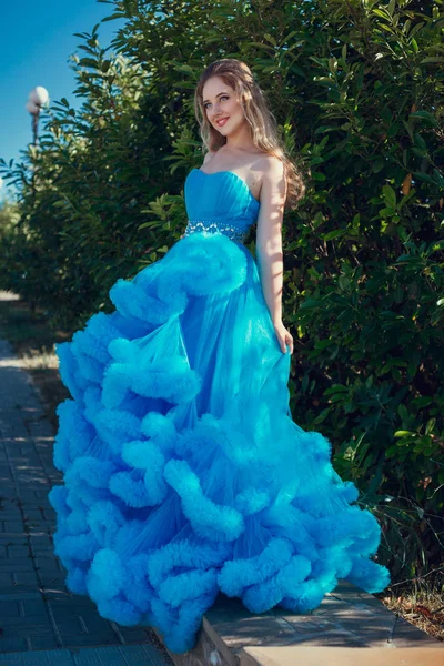 Chica de pie en vestido azul — Foto de Stock