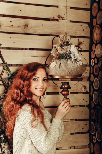 Redhair nő a díszített lámpa — Stock Fotó