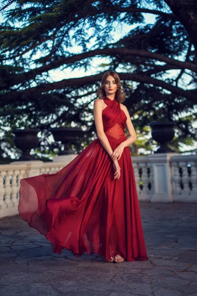 şarap renkli elbiseli kız modeli