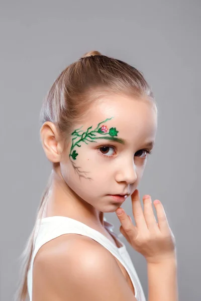 Dívka s malování na obličej — Stock fotografie