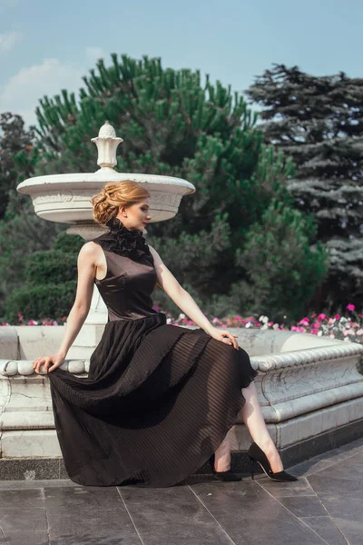 Woman posing in black dress — Stock Photo, Image