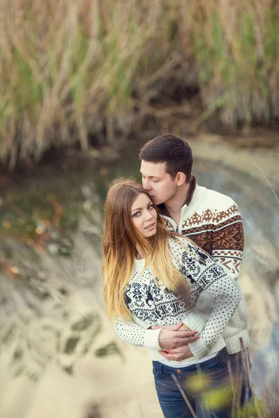 Hombre abrazando a su novia — Foto de Stock