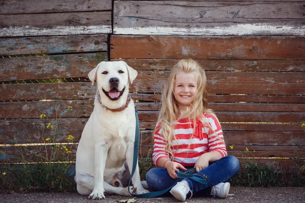 Fille jouer avec son chien — Photo