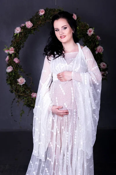 Pregnant woman with wreath — Stock Photo, Image