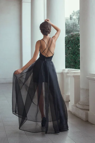 Γυναίκα που θέτουν σε μαύρο φόρεμα — Φωτογραφία Αρχείου