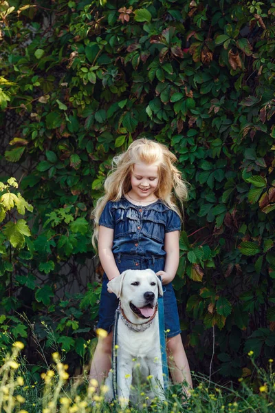 Fille posant debout avec son chien — Photo