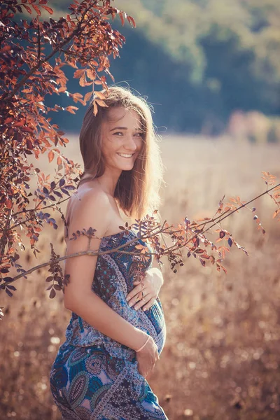 Kobieta w ciąży pozowanie na zewnątrz — Zdjęcie stockowe