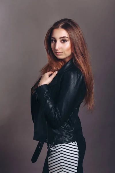 Mulher de jaqueta de couro preto — Fotografia de Stock