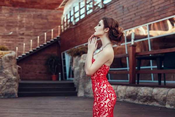빨간 드레스에 갈색 머리 여자 — 스톡 사진