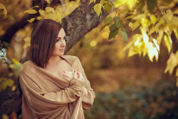 Femme posant dans le parc d'automne — Photo
