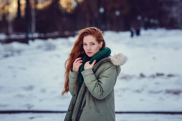 Rossa ragazza in cappotto — Foto Stock