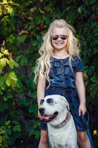 Petite fille jouant avec son chien — Photo