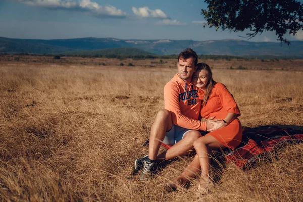 Paret väntar baby sitter på filt — Stockfoto